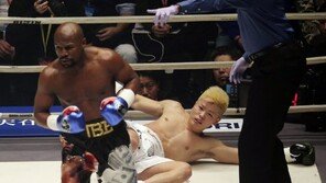 메이웨더, 일본 킥복서에 1R TKO승…2분 만에 1000억원