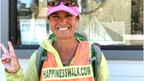 美대륙 도보로 한바퀴 도는 60세女 ‘화제’…6년째 걷는 이유는?