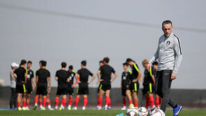 벤투호, 마르고 안 구르는 중동 잔디도 극복해야