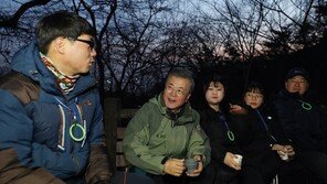 文대통령, 새해 첫날 ‘국민 속으로’…산행·전화통화