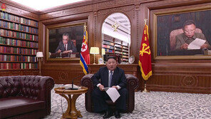 소파 앉은 김정은, 美에 “새로운 길” 으름장