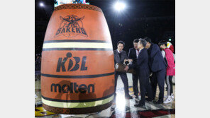 밤11시 점프볼… ‘농구영신 매치’ 흥행 덩크