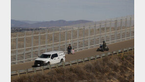 미국, 멕시코 국경 너머로 이민들에게 최루가스 세례