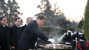 文대통령, 현충원 찾아 “새로운 100년, 함께 잘사는 나라”