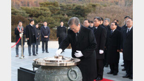 文대통령, 현충원 참배로 새해 업무 시작