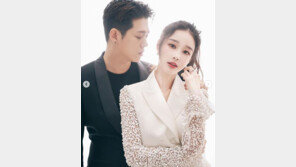 이사강 “내 진짜로 결혼한데이”…11세 연하 론과 웨딩화보 ‘달달’