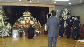 “삼베수의·국화·유족 완장…전통 장례문화 아닌 일본 잔재”
