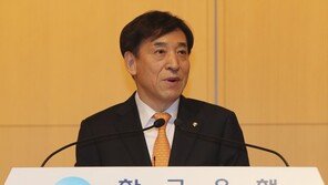 이주열 “새해 경제여건 녹록지않아…물가 전망치 밑돌것”