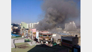 원주 중앙시장 화재 완진, 소방서 “신발가게서 발화…60개 점포 피해 파악 중”