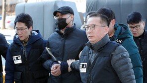 ‘강북삼성 의사 살해’ 30대 영장심사 출석…침묵만