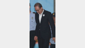 이명박, 118일 만에 법정 출석…주민번호 묻자 “뒷자리 모르겠다”