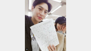 ‘4월 결혼’ 밴쯔, 혼인신고 완료 “아빠와 같은 가장…기분 묘해”