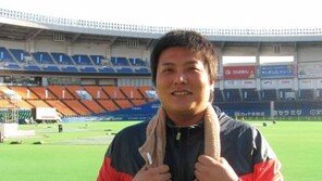 한화 김태균, 모교 후배들에 부활의 배트 선물…“과거의 모습 되찾을것”