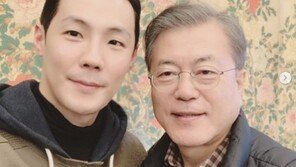 ‘의인’ 박재홍, 문 대통령과 산행·셀카에 ‘이니 시계’ 선물까지