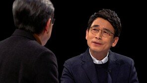 유시민 ‘알릴레오’ vs 홍준표 ‘홍카콜라’…막오른 진검승부