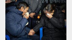 숨진 미얀마 노동자 아버지 만나 눈물 터뜨린 김용균씨 어머니