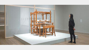 전시장 입구에 베틀 하나 덩그러니… 런던 테이트모던 ‘앨버스’ 회고전