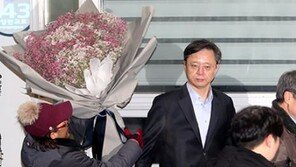 ‘석방’ 우병우, 지지자 꽃다발 받고 ‘방긋’…기자 질문에는 침묵