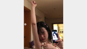 설리, 파격 홈파티…과감 스킨십·겨드랑이 사진까지