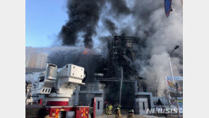 천안 차암초 화재에 학부모 “보자마자 울고 식겁·옥상서 불 자꾸 살아나”