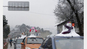 차 위에 내린 눈사람…눈도 팔아먹는 중국