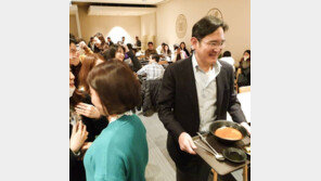 이재용 부회장, 구내식당서 직원들과 다정하게 ‘인증샷’