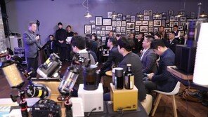 文대통령, ‘메이커 스페이스’ 방문…청년 스타트업 대표 격려