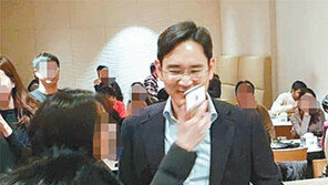 5G장비 생산라인 찾은 이재용 “도전자 자세로 힘 키우자”