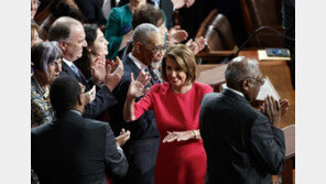 펠로시, 美 연방하원 의장으로 선출돼…의회 주도 예고