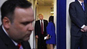 트럼프, 백악관 브리핑룸에 깜짝 등장…장벽 필요성 강조