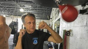 킥복싱 세계챔피언 출신 68세 미국 노인, 강도 제압