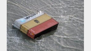 네덜란드로 밀려온 컨테이너들…장난감·평면TV 등 ‘둥둥’