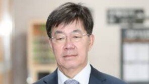 ‘돈봉투 만찬’ 승소 이영렬, 복직 다음날 사직 “나 같은 사례 다시 없길”