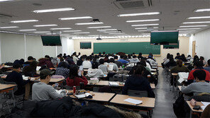 변호사 시험 합격률 50%대 붕괴…로스쿨 학생들 새해 첫날부터 ‘열공’