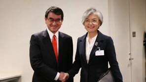 한·일 외교장관 새해 첫 통화…“국방당국 협의로 레이더 이견 해소”