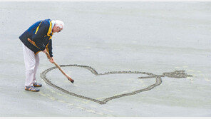 [책의 향기]노년이여, 주름살보다 우정의 깊이에 집중하라