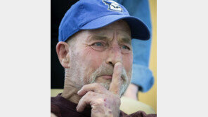 장례 준비하며 생명유지장치 뗐는데…뇌사 이기고 깨어난 美 ‘기적의 사나이’