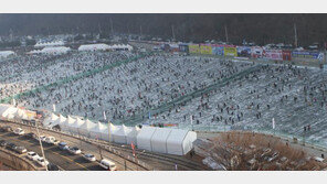 “산천어축제가 뭐길래”…첫날 축구장 70배 얼음벌판 인파 가득