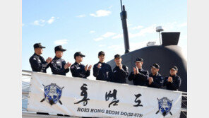 해군 잠수함 홍범도함에 ‘부자 승조원’ 함께 첫 근무