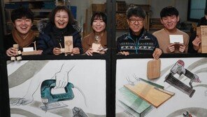 청각장애 목수가 만들고 대학생들이 판매…“구매자들 응원에 힘나”