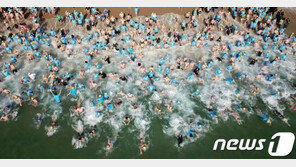 해운대 겨울바다에 ‘풍덩’…수영복 입은 4000명, 이한치한 도전