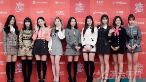 [연예현장.jpg] 트와이스 환한 미소…“골든디스크 음원 본상 탔어요”