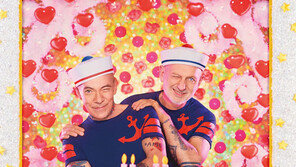 화려하면서도 발칙한 상상력 속 묘한 동성애 코드가…