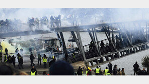 최루탄 연기 자욱한 센 강변