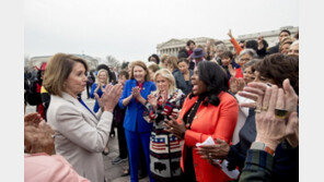 펠로시 “탄핵 논의할 때 아냐…뮬러 특검 수사 지켜봐야”