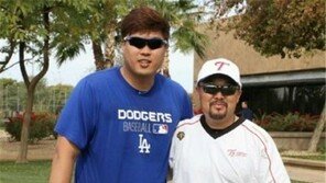 류현진, 김용일 코치와 오키나와 출국…본격 시즌 준비