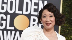 샌드라 오, 아시아계 최초 골든글로브 시상식 사회…“변화의 순간”