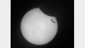 일식 중 비행기를 품은 해…고흥청소년우주센터서 촬영 ‘화제’