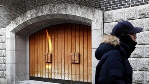 전두환 자택 앞 집결 보수단체 “강제구인? 우리 밟고 해”…지만원도 참가