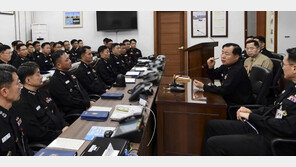 해군총장, 광개토대왕함 소속부대 찾아 “외국기 위협비행 즉각 대응해야”